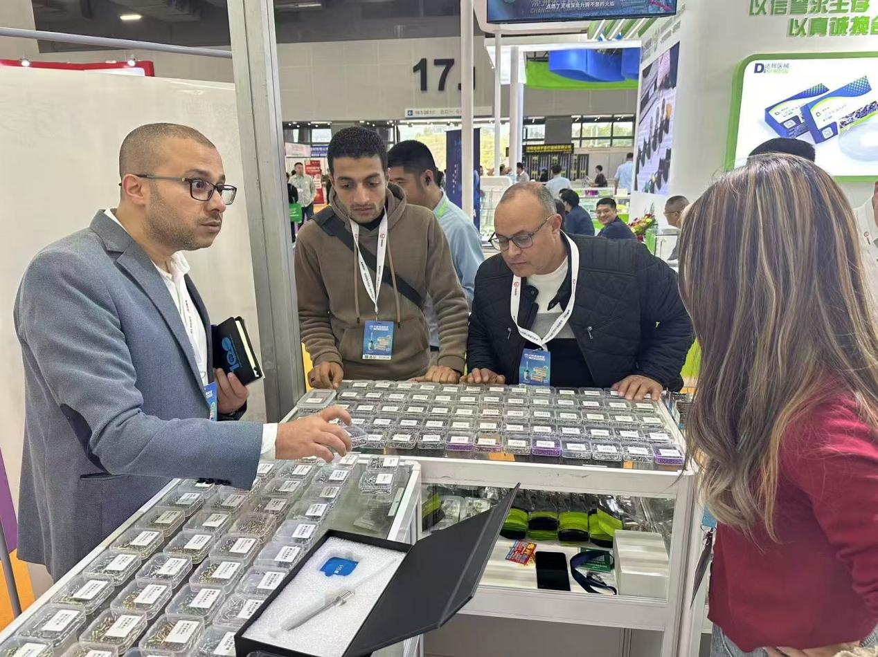 Yamei tibbi tibbi innovativ implant aksesuarlarının meylinə rəhbərlik edən beynəlxalq diş sərgisində parlayır